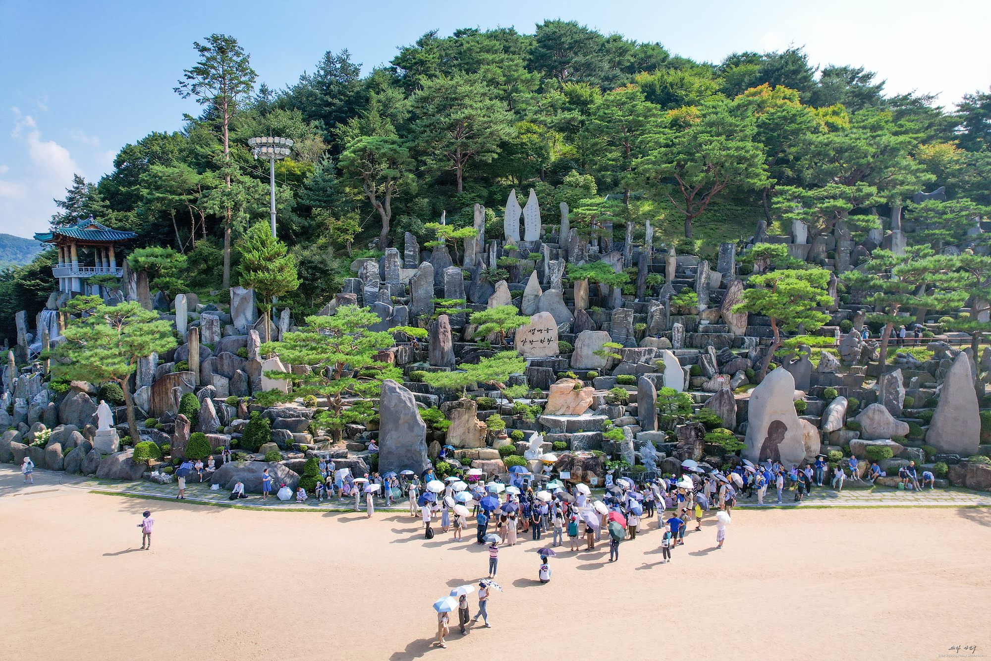 돌 조경으로 구성된 월명동 자연성전 야심작의 구조와 배치