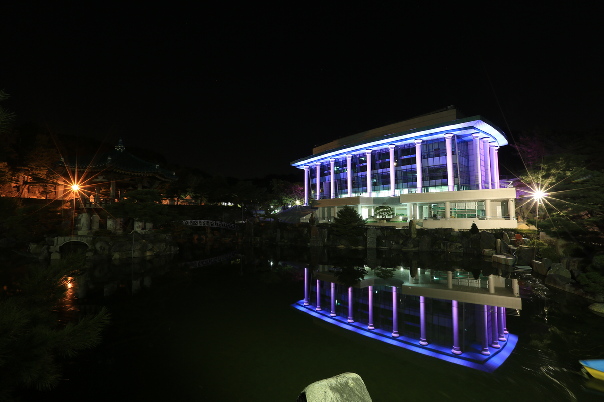 호수에 불빛이 반사된 성자 사랑의 집 야경, 월명동 자연성전의 밤 풍경