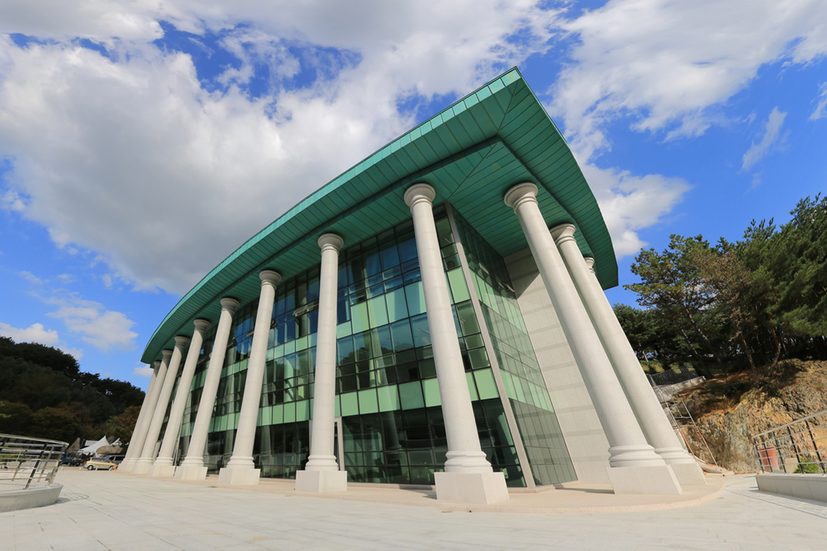 월명동 자연성전 성자 사랑의 집 건축 기둥 구조와 자연 조화를 보여주는 모습