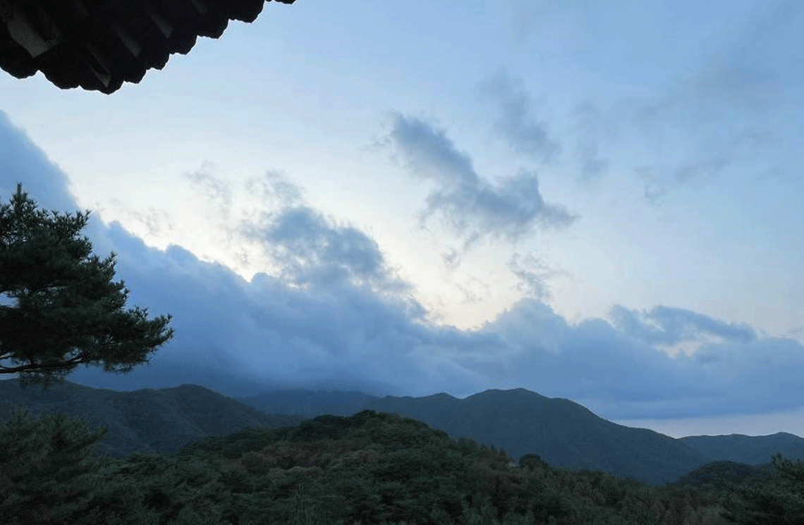 월명동 자연성전 별봉의 산세와 능선이 드러나는 전체 전경