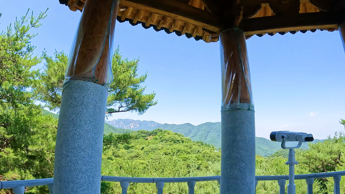 월명동 자연성전 별봉에 위치한 별봉정의 기둥 구조물과 산 정상 풍경