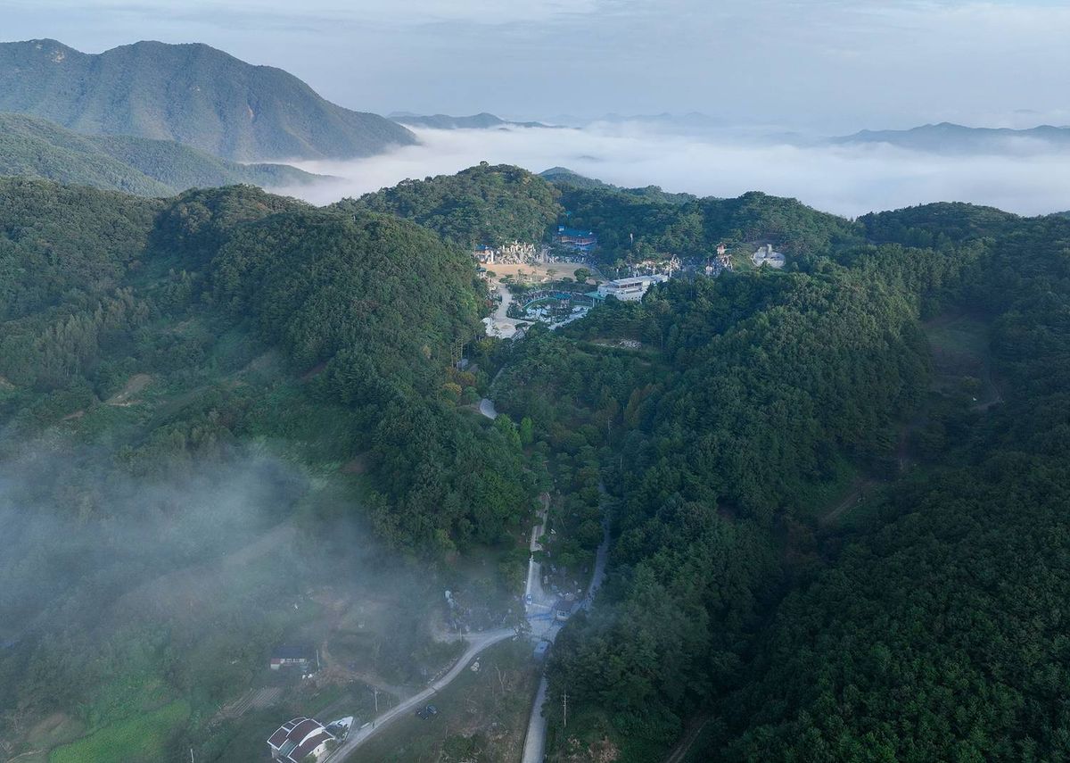 화산 폭발로 형성된 월명동 타원형 분화구 지형